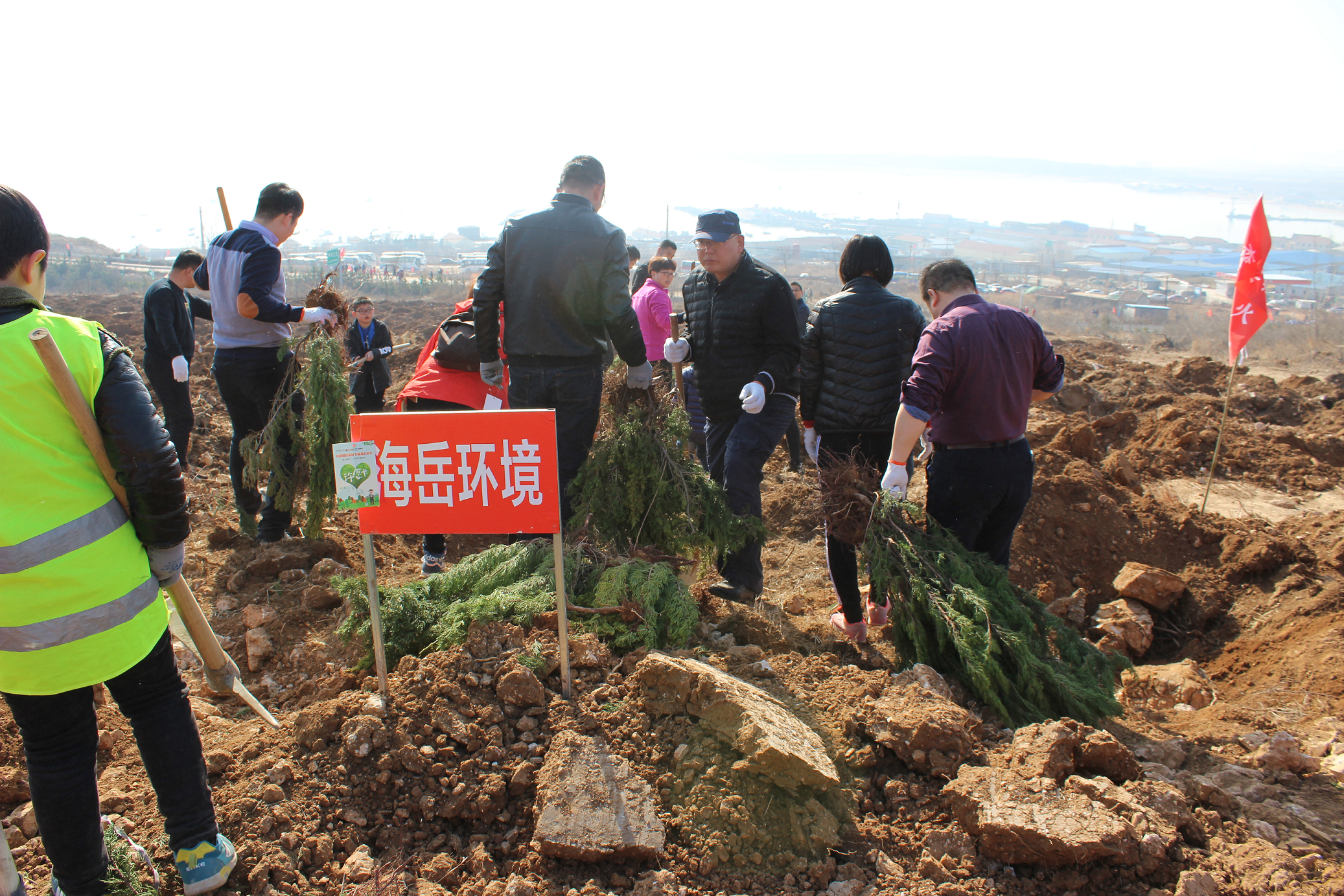 K8凯发旗舰环境2019植树活动－各自领命，准备植绿护环境.jpg
